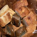 ル・ニコ・ア・オーミナミ - 自家製のバケット、竹墨、フォカッチャ