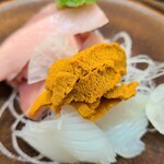 日本料理 TOBIUME - ⑥紫雲丹(福岡県岩屋産)
      粒が立っている紫雲丹を舌の上に載せ、5秒ホールドして溶け出しから消えて無くなるまで、じっくり味わう
      穏やかで清らかな甘みから雑味の無い後味
      サイコーです！！！