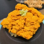 日本料理 TOBIUME - ②紫雲丹(福岡県岩屋産)と蒸し新玉葱(福岡県若松産)のパリパリ新海苔(福岡県有明産)煎餅載せ
      紫雲丹の穏やかで上品な甘み、新玉葱のしっとりの甘み、海苔のパリパリ食感、美味し過ぎ
      そして圧倒的ビジュアル