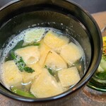 日本料理 TOBIUME - ⑪渡り蟹のお味噌汁
      TOBIUMEさんのお味噌汁は甲殻類の殻からお出汁を取っていることが多い気がします。
      香りはしますが臭みを感じたことはこれまで一度もない(ハズ)