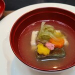 日本料理 TOBIUME - ③利尻昆布と削り立て血合抜き本枯節の出汁のお椀
      蓋を外すと立ち上がる利尻昆布の香り
      輪郭のハッキリしたキレのある味わい
      血合抜き本枯節の濁りのない燻香と旨み
      鮪節でないのは京都とは違うぞ！ということ？