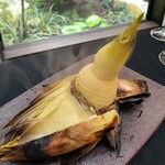 日本料理 TOBIUME - ⑤炭火焼き筍(福岡県合馬産)
      表面を真っ黒になるまで焼くと中の筍は丁度良い蒸し具合になるそうです
      皮を剥くと蒸気が立ち上がりホクホクな筍が顔を出します