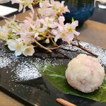 日本料理 TOBIUME - ⑮あまおう(福岡県岡垣産)と粒餡の桜餅
      この時期のあまおうは酸味が増していますが、それが粒餡へのアクセントになり美味しさが高まっています♪