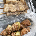 Kuishimbou - 豚串と鶏串。1本160円位。塩味効いてます。ボリューム有り。