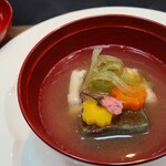 日本料理 TOBIUME - ③炭火焼き赤甘鯛(福岡県門司産)、炭火焼き蓬麩(兵庫県神戸市、ふ芳)、蒸し蕗(福岡県遠賀産)、桜の2色人参、桜の花塩漬け載せのお椀
      養殖餌を食べてない赤甘鯛、しっかり泳いで餌を獲っており滋味のある旨み