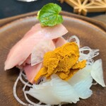 日本料理 TOBIUME - ⑥ヨコワ鮪(本鮪の幼魚、10kg)(福岡県産)、紫雲丹(福岡県岩屋産)、甲烏賊(福岡県橿原産)のお造り、山葵(島根県匹見産)
      若い本鮪の濃厚ながらスッキリした後味、甲烏賊は寝かせて旨みを増してます