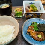 日本料理 TOBIUME - ⑨元気つくし(福岡県産)の白ご飯
      ⑩鰆(福岡県芦屋産)の背身の漬け
      ⑪渡り蟹のお味噌汁
      ⑫浅漬け春キャベツ、胡麻載せ
      ⑬鰆(福岡県芦屋産)の腹身のたたき
      贅沢な定食みたいです。( *´艸｀)