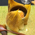 日本料理 TOBIUME - ⑦筍(福岡県合馬産)の金平&穴子(長崎県壱岐列島産)&絹鞘豆の揚げ真薯の揚げ浸し
      京都の料亭の様に筍を皮を装飾に使いつつも揚げ真薯というか揚げ浸しコロッケを出す遊び心が垣間見えます