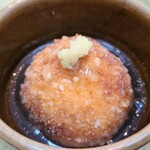 日本料理 TOBIUME - ⑦筍(福岡県合馬産)の金平&穴子(長崎県壱岐列島産)&絹鞘豆の揚げ真薯の揚げ浸し
      筍と穴子と絹鞘のコロッケタネが春らしくて赤ワインに合わせる工夫を感じます
      ワインとのペアリングも良いですね