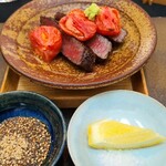 日本料理 TOBIUME - ⑧小倉牛シャトーブリアンの炭火焼きステーキ、炭火焼き濃縮トマト、山葵(島根県匹見産)載せ、胡麻タレ&檸檬(福岡県若松産)&塩(イギリス産)添え
      トマトも火入すると酸味が穏やかに、甘みは増します