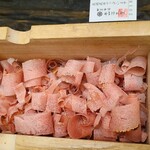 日本料理 TOBIUME - ③削り立て血合抜き本枯節(鹿児島県枕崎産)
      血合を外した本枯節を機械でなく手を削っています
      効率よりも美味しさを追求する田代シェフらしい拘りです
      子供の頃は削り当番だったなぁ