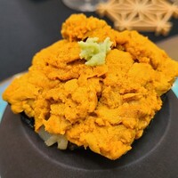 日本料理 TOBIUME - ②紫雲丹(福岡県岩屋産)と蒸し新玉葱(福岡県若松産)のパリパリ新海苔(福岡県有明産)煎餅載せ
                    紫雲丹の穏やかで上品な甘み、新玉葱のしっとりの甘み、海苔のパリパリ食感、美味し過ぎ
                    そして圧倒的ビジュアル