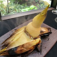 日本料理 TOBIUME - ⑤炭火焼き筍(福岡県合馬産)
                    表面を真っ黒になるまで焼くと中の筍は丁度良い蒸し具合になるそうです
                    皮を剥くと蒸気が立ち上がりホクホクな筍が顔を出します