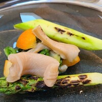 日本料理 TOBIUME - ④炭火焼き白ミル貝と炭火焼きアスパラガス、分葱と菜の花の酢味噌和え、金柑添え
                      貝類等と金柑の組み合せは田代シェフの十八番
                      独特な香りを食べ合せで解決する手法
                      アスパラガスの瑞々しい甘みと共に楽しむ