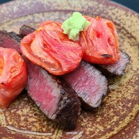 日本料理 TOBIUME - ⑧小倉牛(福岡県小倉産、奥田牧場)シャトーブリアンの炭火焼きステーキ、炭火焼き濃縮トマト、山葵(島根県匹見産)載せ
                    強過ぎない脂、豊かな旨み、牛肉特有のエグみも感じず、牛肉が苦手な私でも楽しめます♪