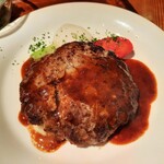 Ｌｅ 日本食堂 - 粗挽きの肉肉しい挽き肉にナツメグや胡椒の風味、ごぼうや山芋の食感や風味が合う！ワインの効いたデミグラスソースやとろけるマッシュポテトも一体感抜群～