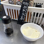 箱根 銀豆腐 - しゃくり豆腐　醤油が用意されている