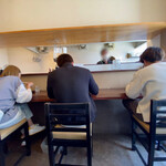 うどん かんじろう - お店はちょっと狭いです。