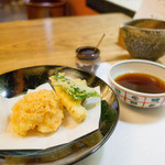 蕎麦 坐忘 - 天ぷら（ヤングコーン、さつまいも、はっぱ、海老のかき揚げ）
