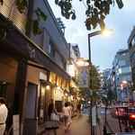 ジェラテリア マルゲラ - その後奥にある萬力屋や鰓呼吸に