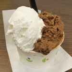 ジェラテリア マルゲラ - 早速頂いてみると、ヨーグルトは酸味が効いて凄くさっぱりとした味わいで
      ダークチョコレートはチョコならではの風味と甘味が大変強く食べごたえがありました。