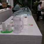 ジェラテリア マルゲラ - オープンしたばかりということで中々混雑していましたが、この日の客層は若い女性よりも
      おじさんな方々が大変多く、凄く珍しいオヤジ率が大変高いジェラート店でした。