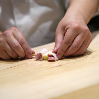 専属の養鶏場から毎日空輸、新鮮だからこそ楽しめる希少な味わい