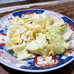 焼鳥 滝沢 - 串もの置きの皿盛キャベツ