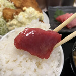 わ楽 - 生本マグロ刺身(赤身) オンザライス  