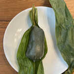 Shinkawaya - ぬるんっと笹団子。ヨモギと笹の香り。