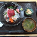 夕凪 - 地魚海鮮丼等セット共通のあら汁と魚のお惣菜