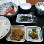 おいしい魚を食べさせる店 魚可津 - 刺身定食１，０００円。
