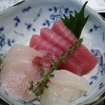 おいしい魚を食べさせる店 魚可津 - 本日の刺身３種。ピカピカ！