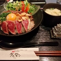 馬刺しと焼き鳥 グルマン三年坂 - あか牛ステーキ丼(赤身もも 100g)