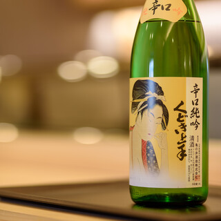 精心挑選的當地酒裝在精心挑選的酒容器中。還有與日本料理搭配的葡萄酒。
