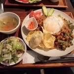 神戸アジアン食堂バル SALA - ワンプレートの小ちゃい器、サンバルソースかな？めっちゃ辛かった！