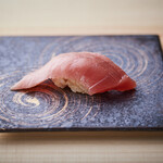 鮨 はくと - 酸味と脂味のバランスにこだわる中とろ。