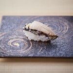 鮨 はくと - 活鮑の握り。鮮度にこだわった食感をお楽しみください。