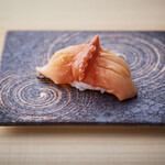 Sushi Hakuto - こちらも人気の赤貝、飾り包丁にもこだわります。