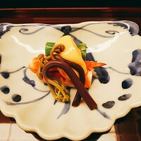 まる富 - ◎座腑〉一、車海老　アスパラガス　かぎ蕨　黄身酒盗