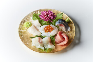 Sushi Hakuto - 豪華なお刺身5種盛、お好みのネタをスタッフにお伝えください。