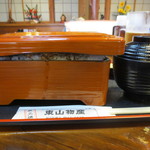 炭火焼うなぎ 東山物産 - フタが浮いてますやん♪