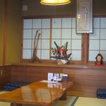 炭火焼うなぎ 東山物産 - 小上がりの座敷テーブル