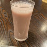 ロビンズインドキッチン - 食前にはストロベリーラッシーまで