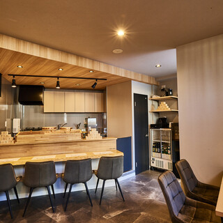 Enjoy carefully selected specialties in a modern Japanese space without straining your shoulders.