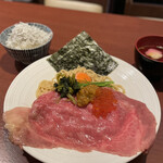 酒肴場 屯 - 【限定】東通牛と大間産塩ウニのまぜそば¥1700、白ご飯¥150