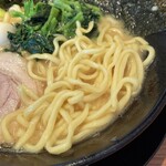 横浜家系ラーメン 誉家 - 四之宮商店の中太麺。