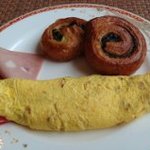 ANAクラウンプラザホテル - 朝食ブッフェ：オムレツ・ハム・チョコチップロールパン