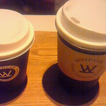 ワールドカフェ - 【左】カフェラテＳ（340円）、【右】プレミアムコーヒーＭ（340円）
