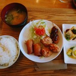 Cafe de 쿠스노키 - 2023년 3월 점심 시간
                      일일 런치 730엔
                      믹스 프라이, 차가운 두부, 절임, 밥, 미소국, 아이스 커피